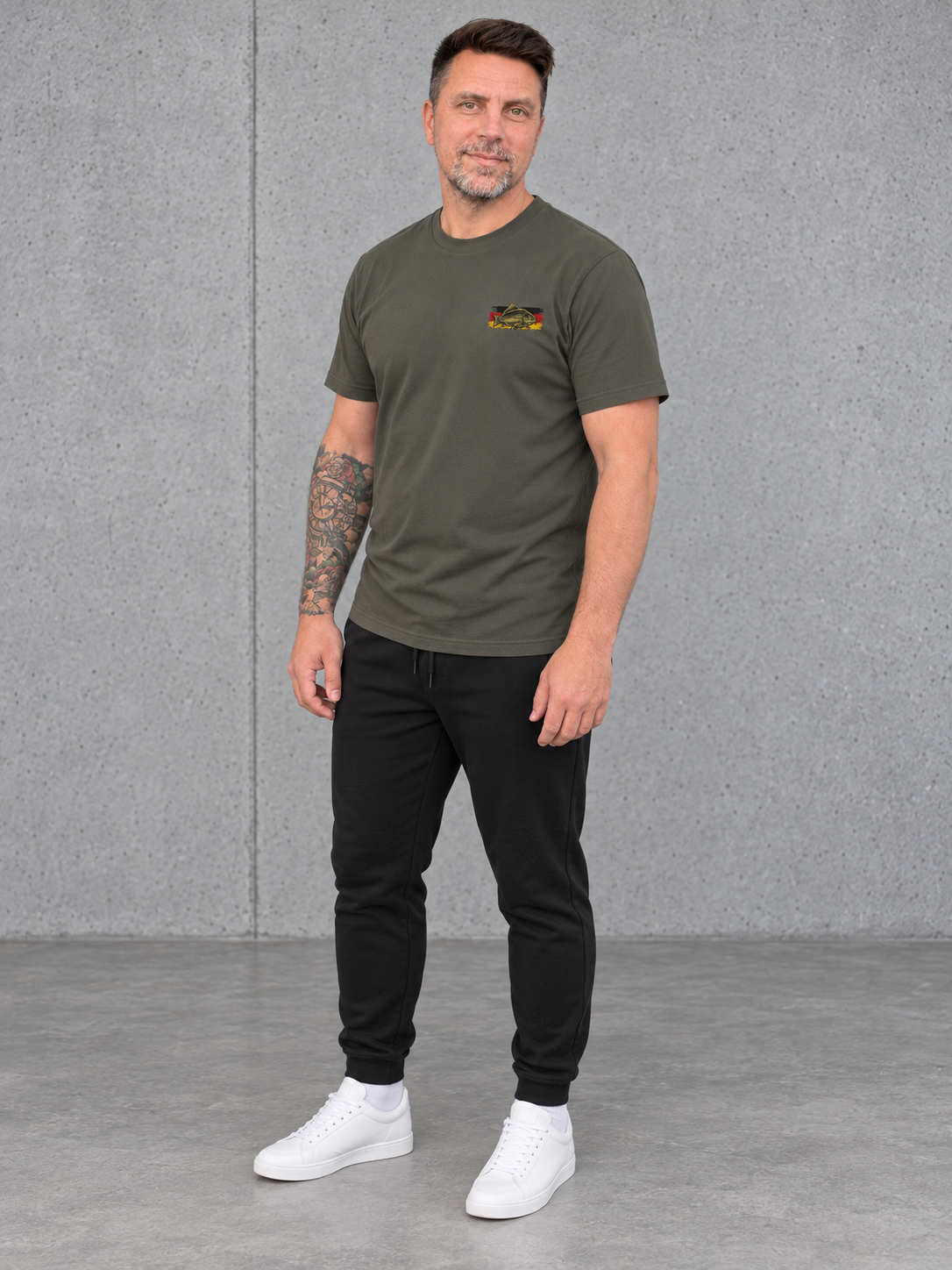 carpstylez GERMAN CARP SOCIETY Shirt – Ganzkörper-Vorderansicht mit aktualisiertem Brustlogo #farbe_organic khaki