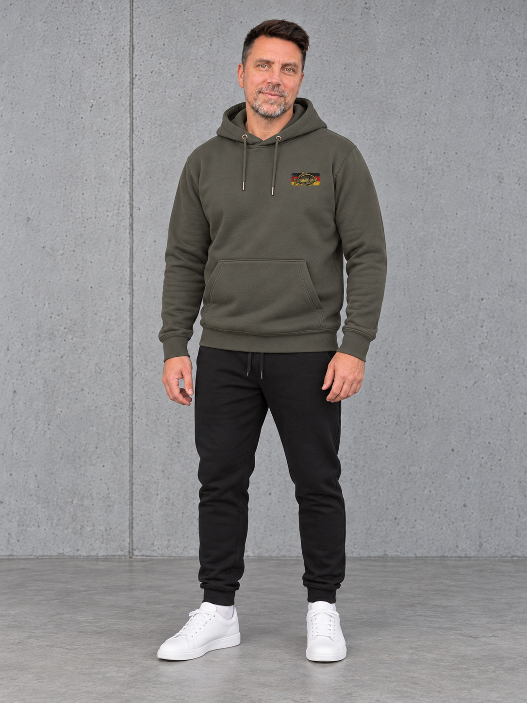 carpstylez GERMAN CARP SOCIETY Hoodie – Ganzkörper-Vorderansicht mit aktualisiertem Brustlogo #farbe_organic khaki