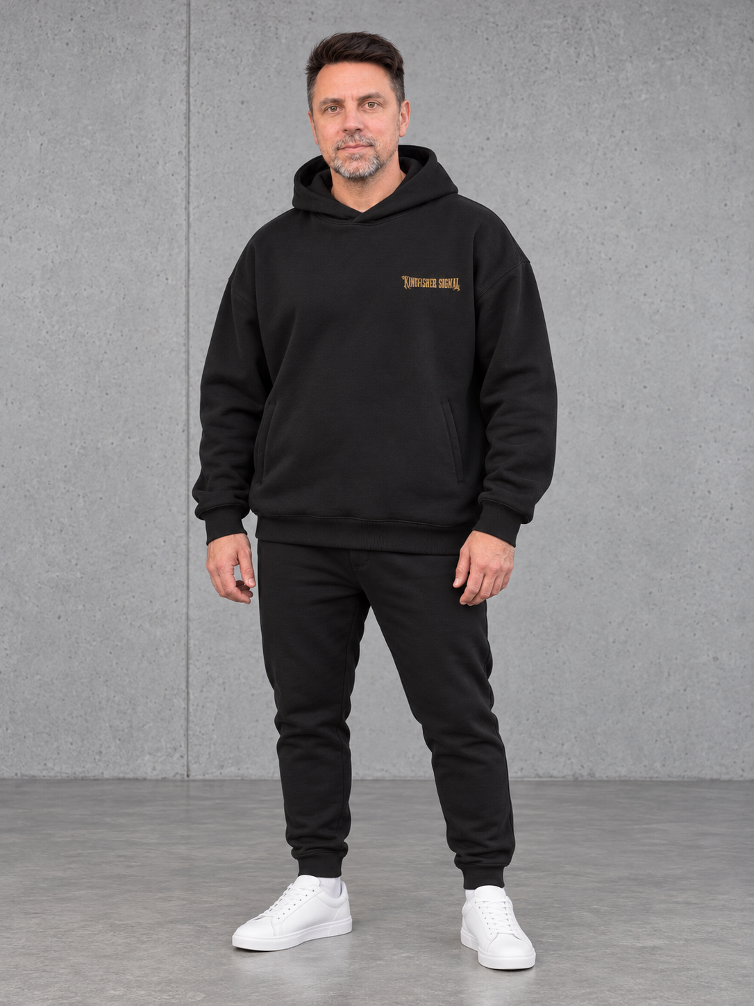 KINGFISHER SIGNAL – Oversize Hoodie NS408 Black – Ganzkörper Front mit Brustlogo