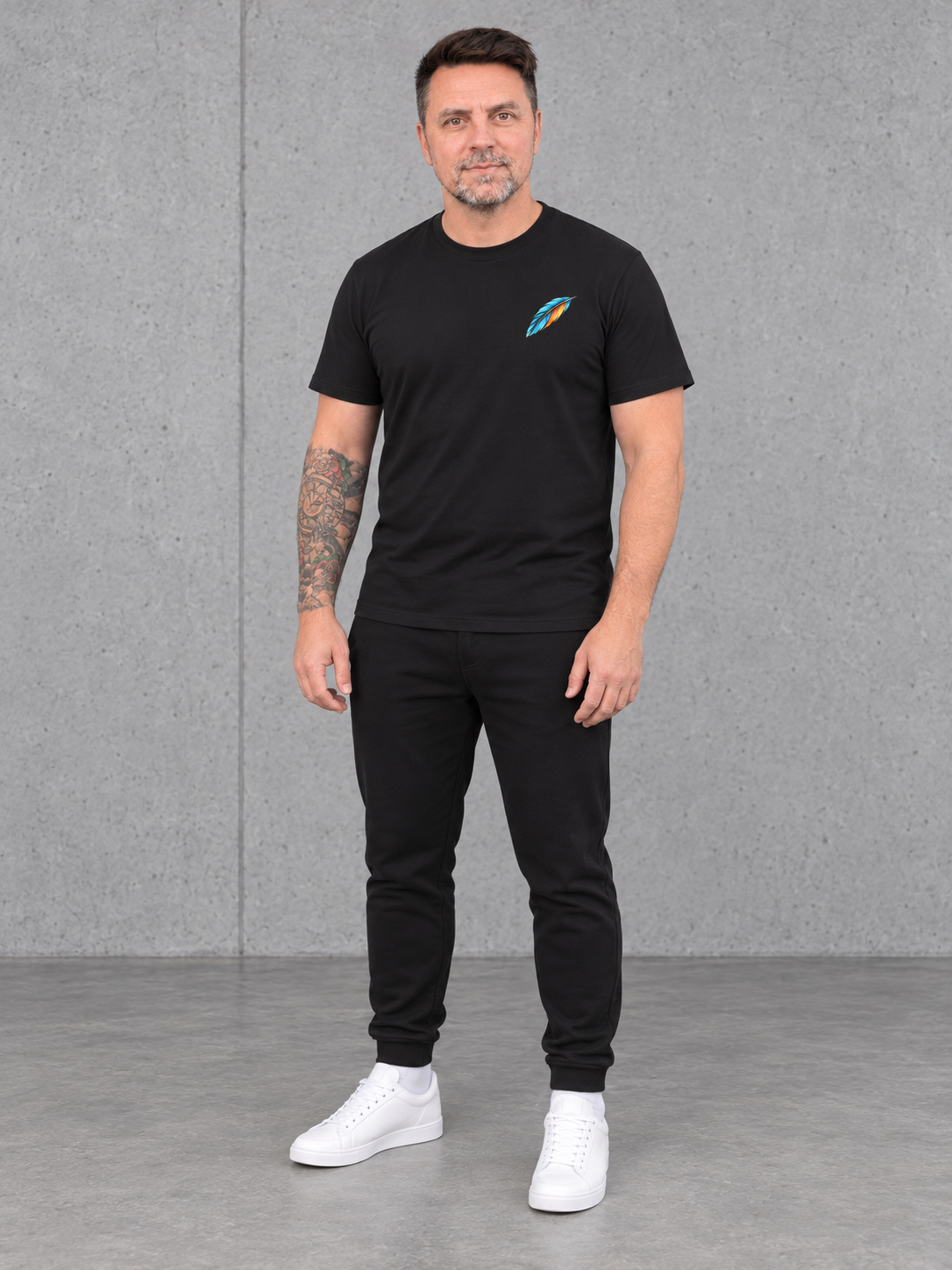 carpstylez KINGFISHER VIBES Shirt – Ganzkörper-Vorderansicht mit Olli und kleiner Feder #farbe_black