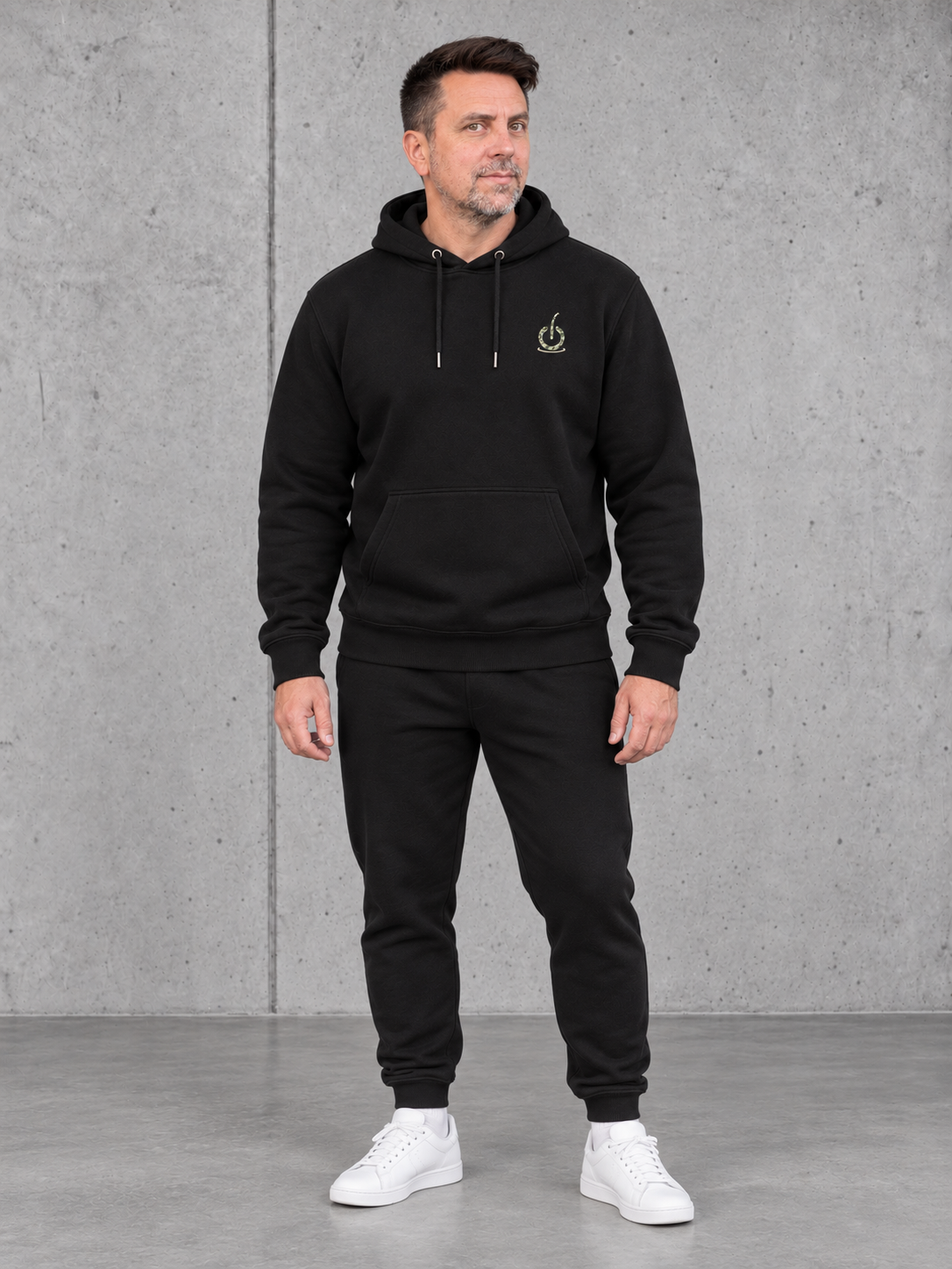 carpstylez OFFLINE Hoodie Black Camo – Olli Ganzkörperansicht von vorn #farbe_black camo