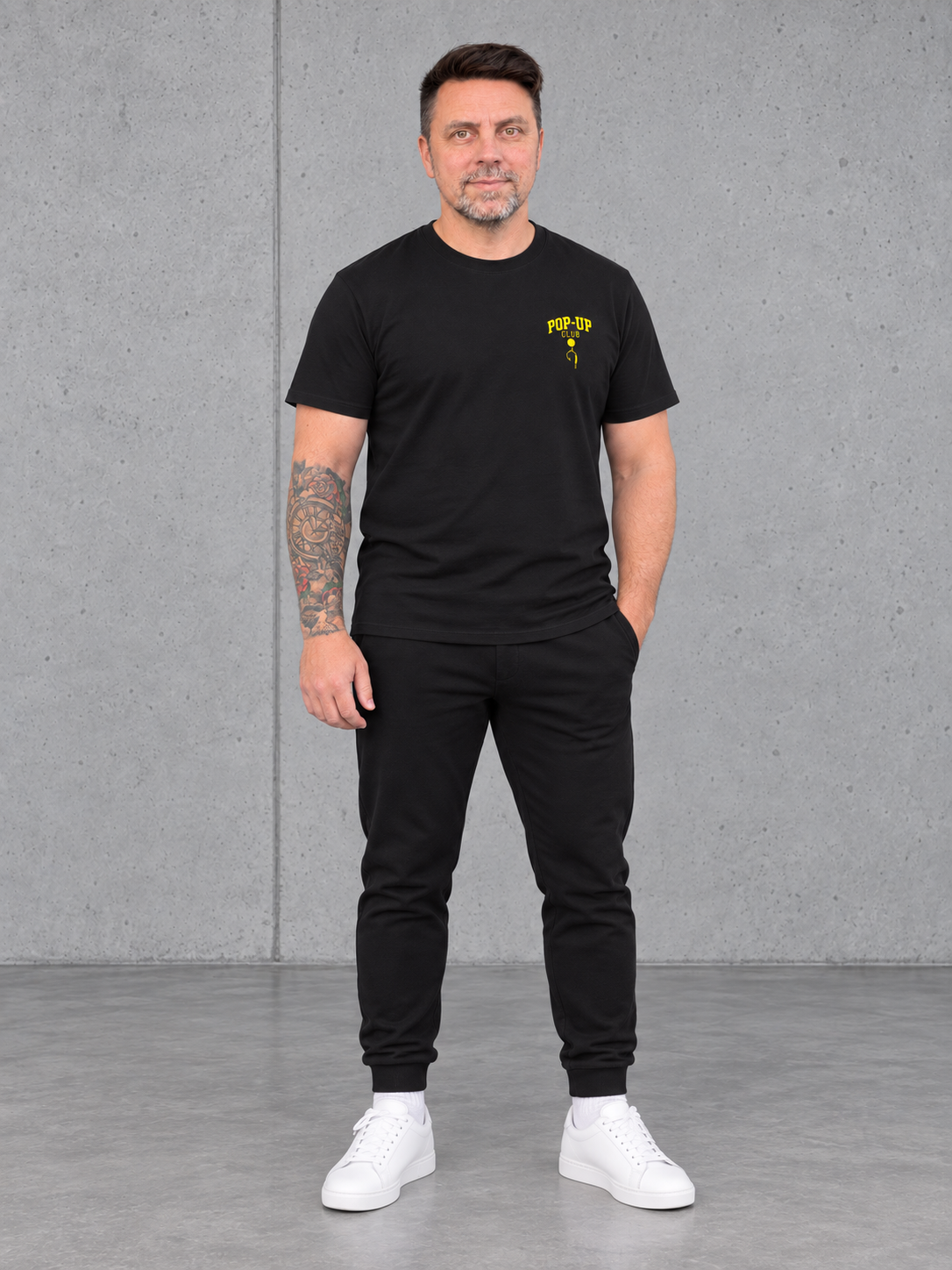 carpstylez Fluo Yellow Pop-Up Club – Olli trägt das schwarze Shirt, Ganzkörperansicht von vorne #farbe_black