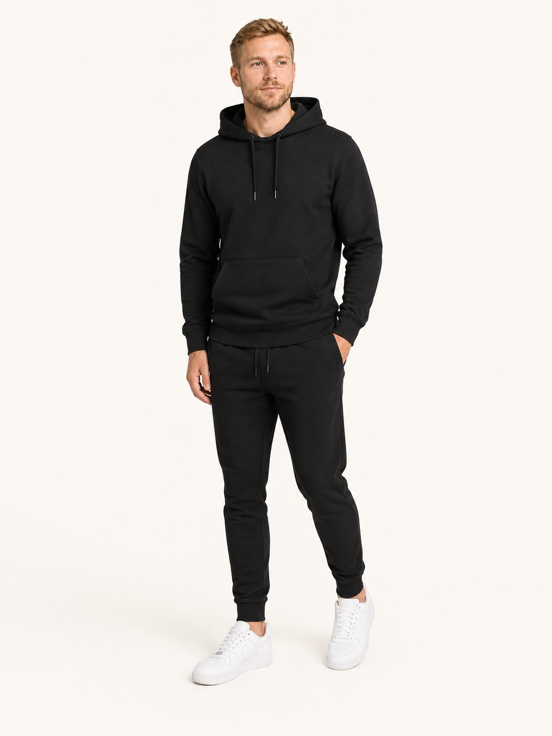 ROCC ON Hoodie Black – Ganzkörper Vorderseite am Model #farbe_black