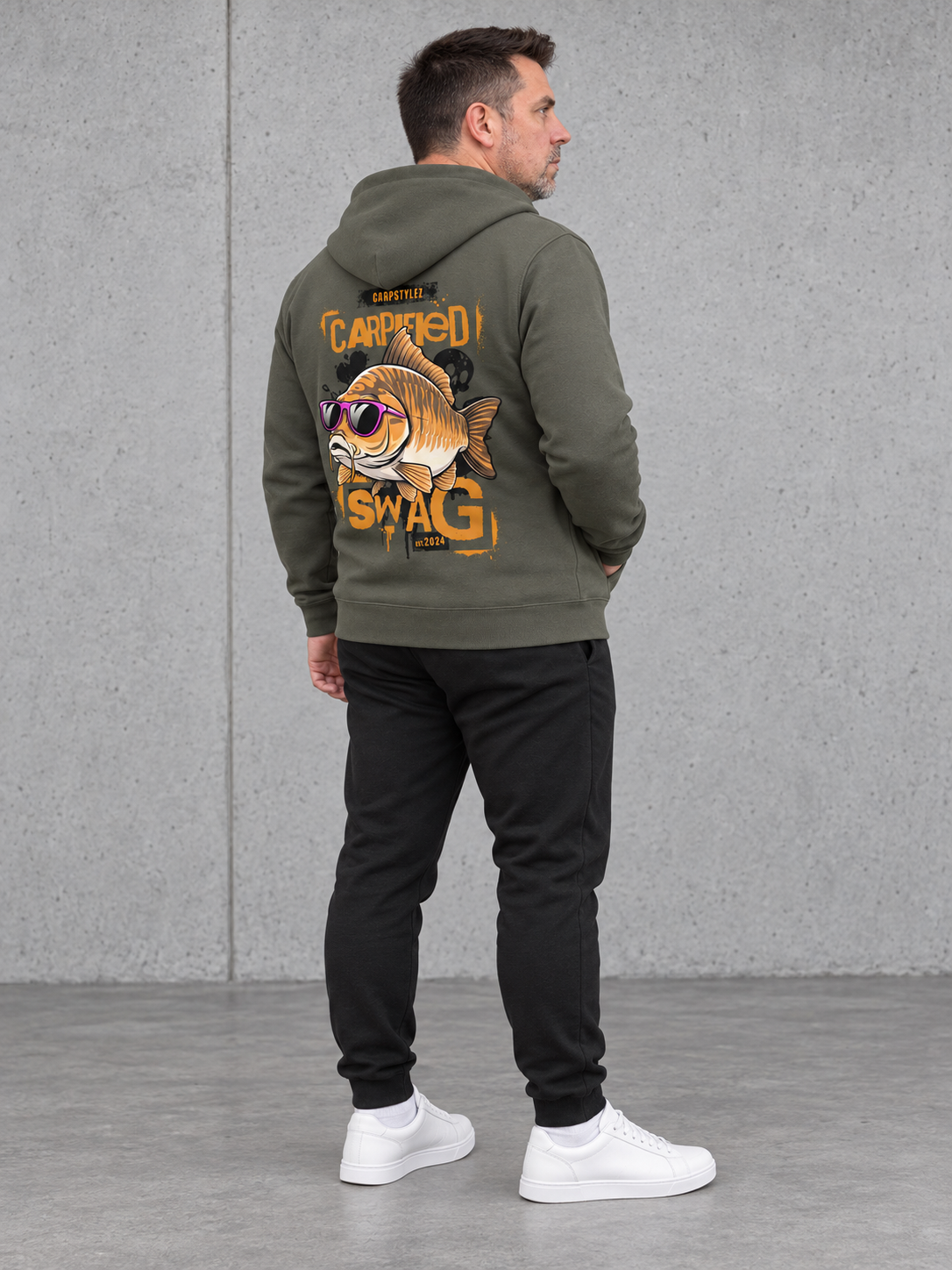 CARPIFIED SWAG Hoodie – Ganzkörper Rücken seitlich #farbe_organic khaki