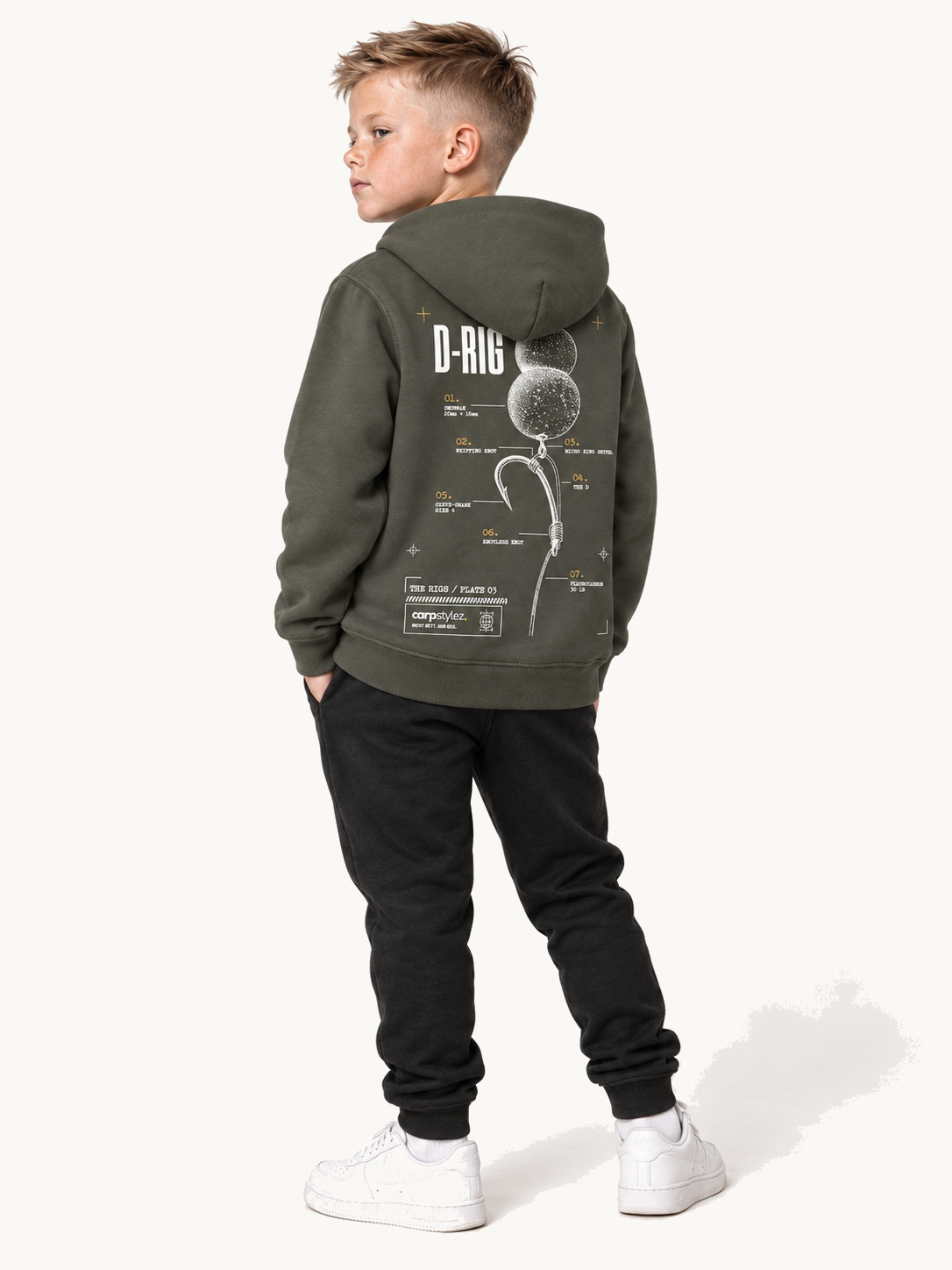 carpstylez Kids Hoodie D-Rig in Organic Khaki – Ganzkörperansicht schräg von hinten #farbe_organic khaki