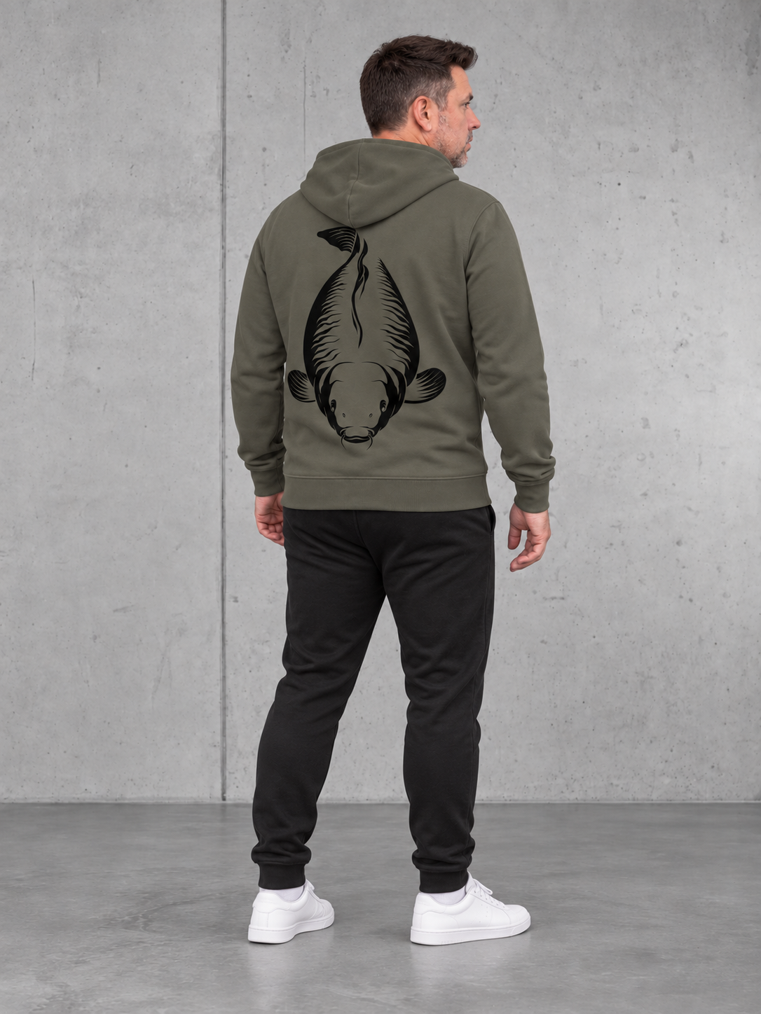 carpstylez KING CARP Hoodie – Ganzkörper Rücken schräg #farbe_organic khaki