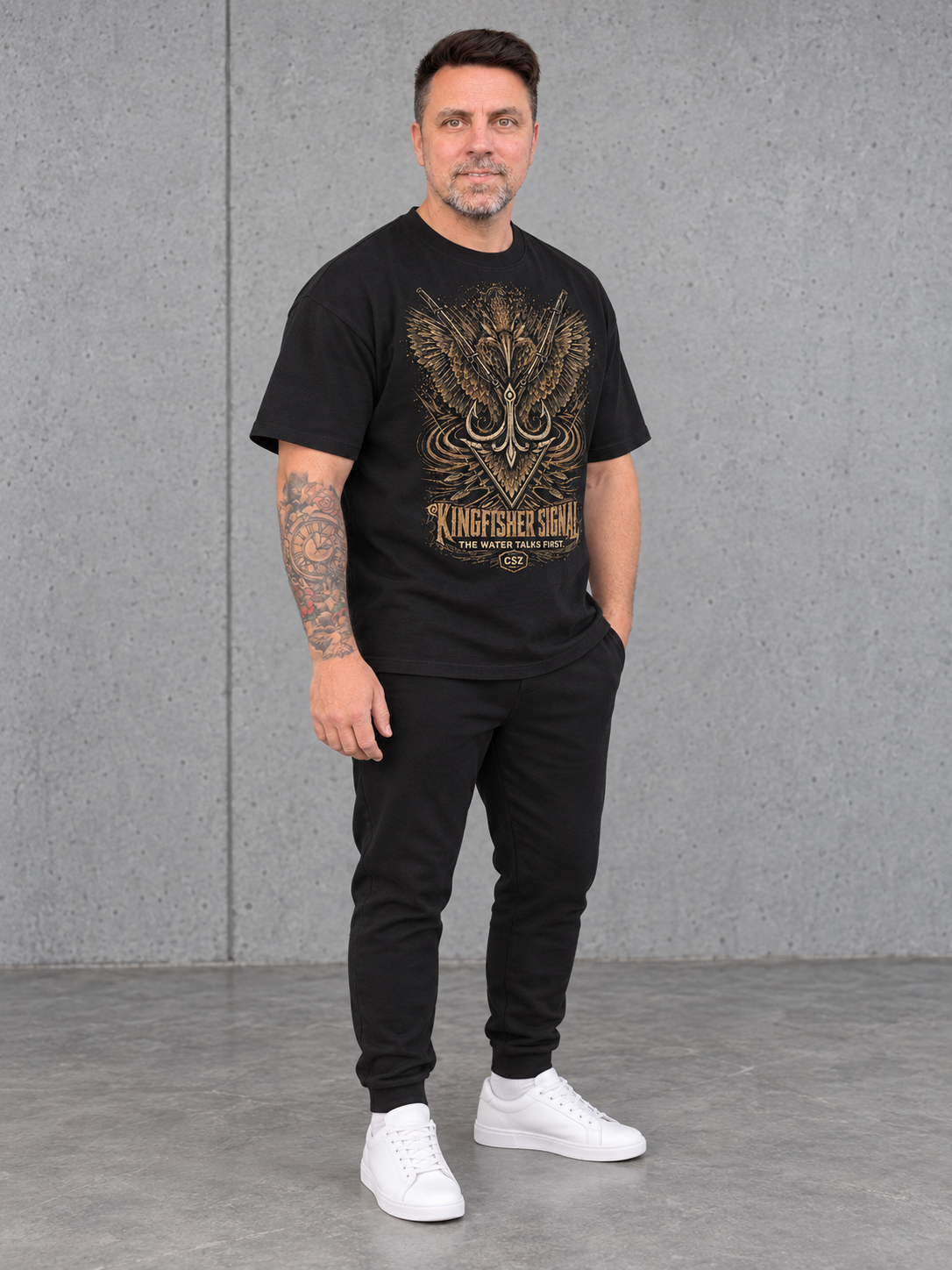 KINGFISHER SIGNAL – Oversize Shirt NS351 Black – Ganzkörper Dreiviertelansicht