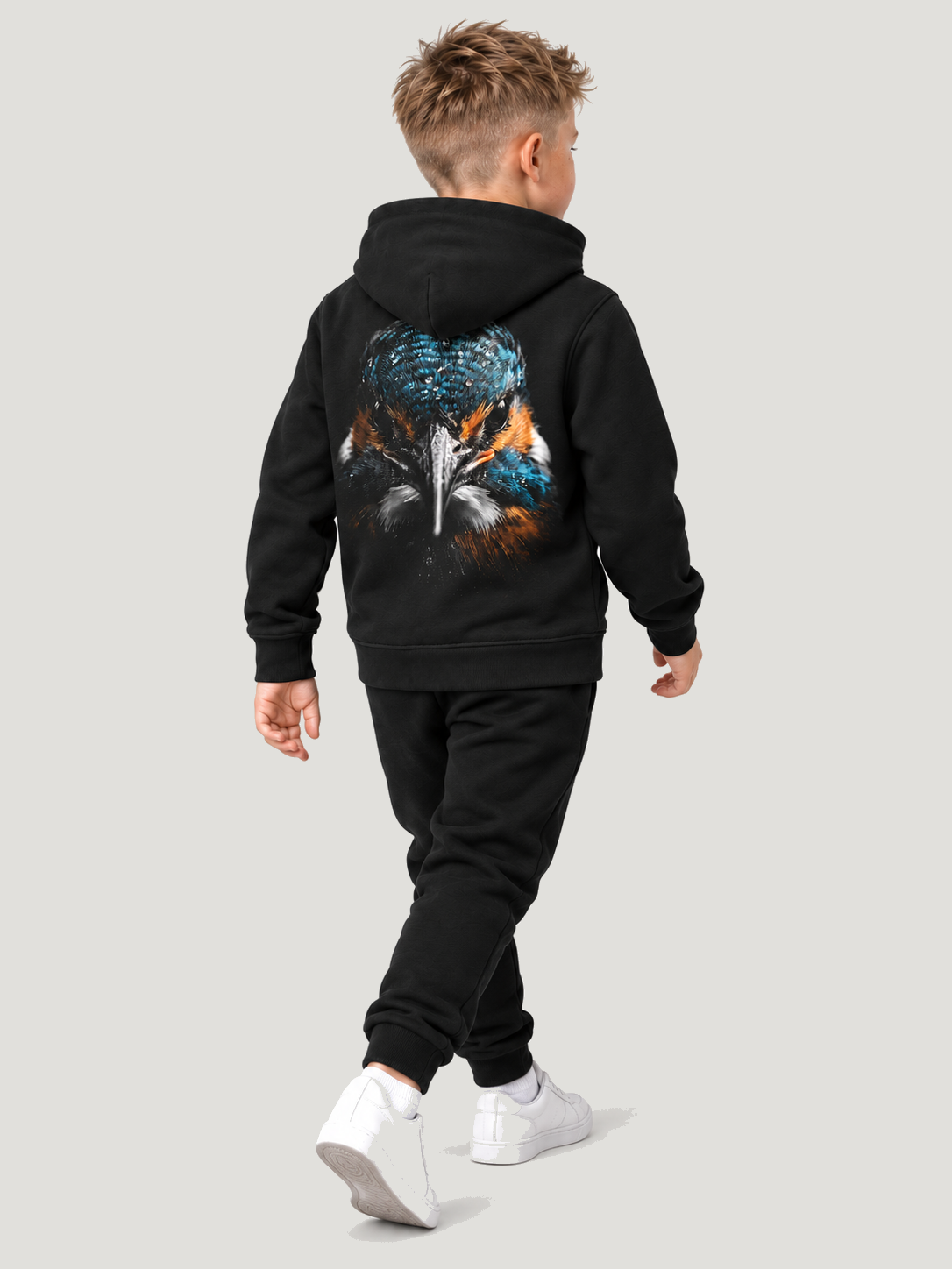 carpstylez Kids Hoodie BLACKWATER KINGFISHER in Black – Ganzkörper-Rückenansicht in Dreiviertelperspektive am Kind #farbe_black