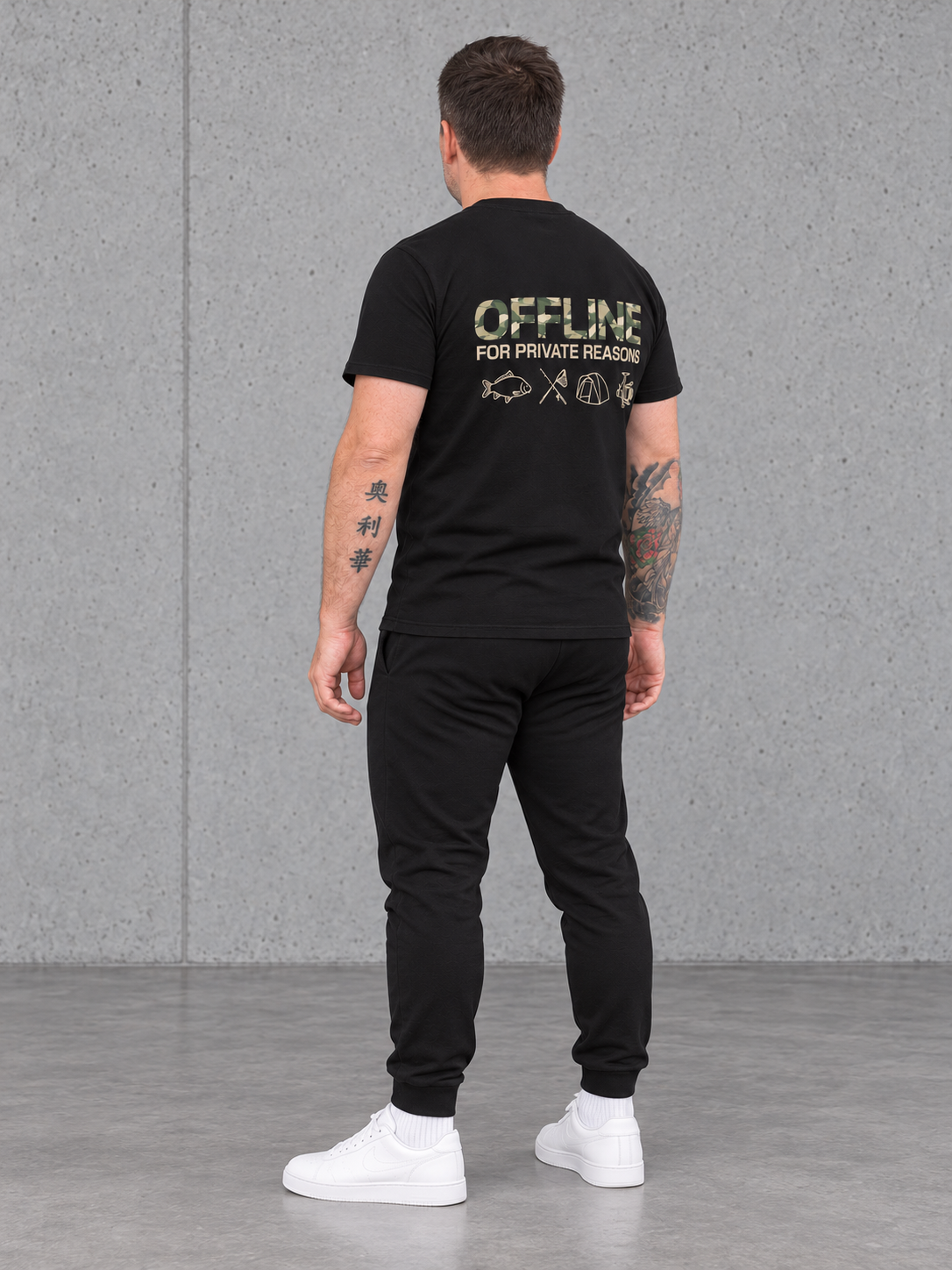carpstylez OFFLINE Shirt Black Camo – Olli Ganzkörperansicht von schräg hinten #farbe_black camo