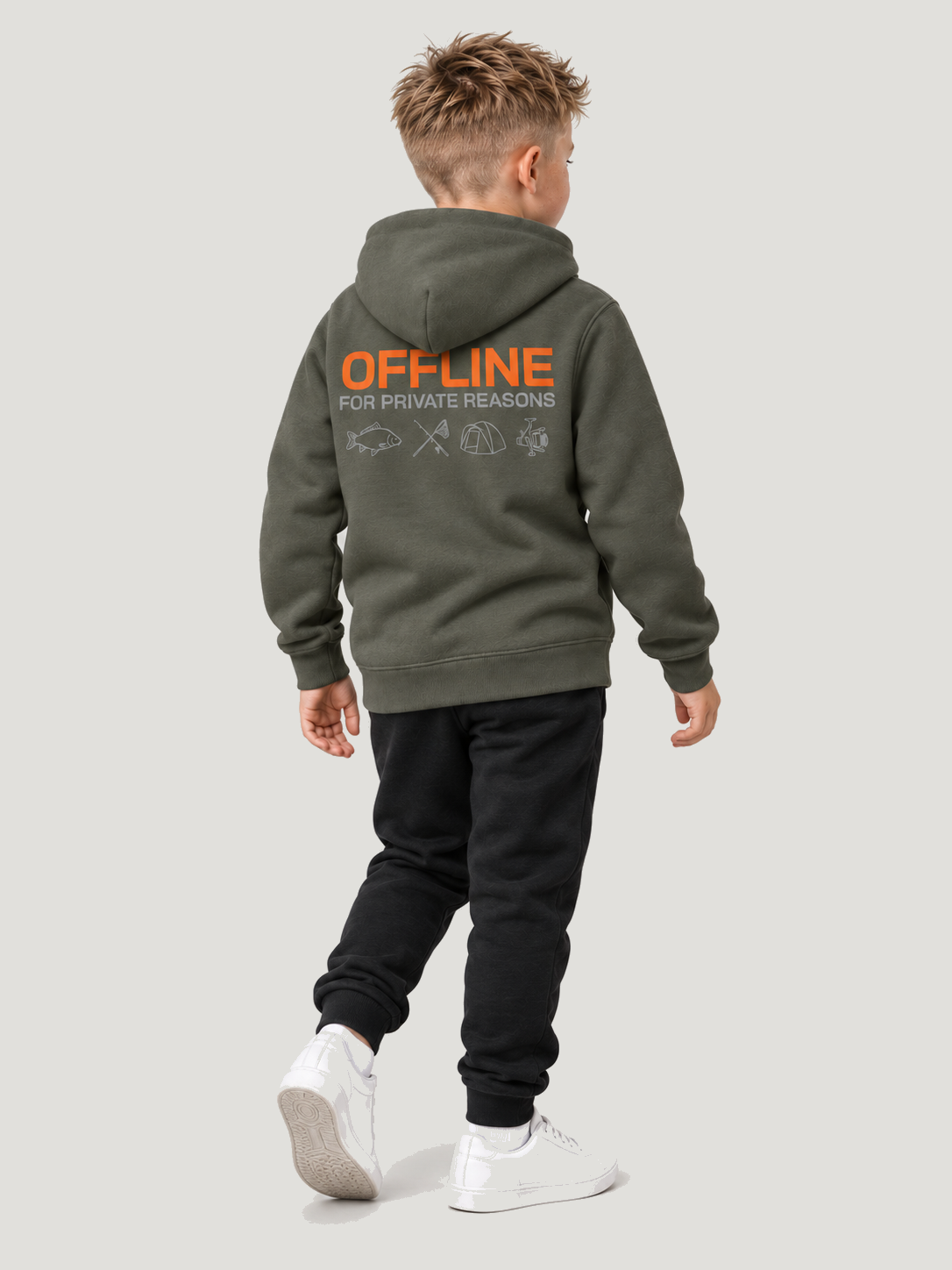 carpstylez Kids Hoodie OFFLINE in Organic Khaki – Ganzkörper-Rückenansicht in Dreiviertelperspektive am Kind #farbe_organic khaki