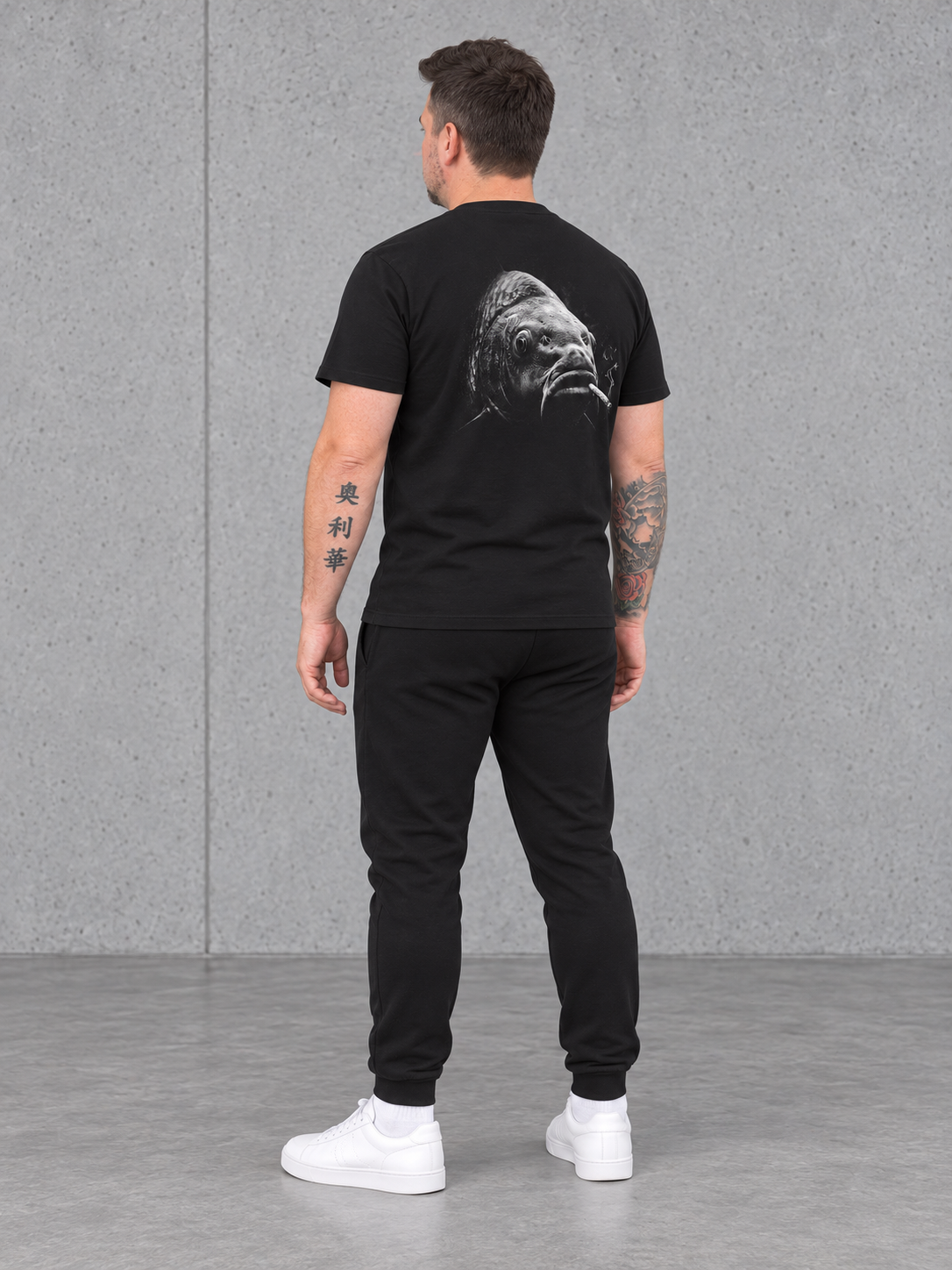 carpstylez Silt & Smoke Carp Shirt – Ganzkörper Rückenansicht schräg #farbe_schwarz