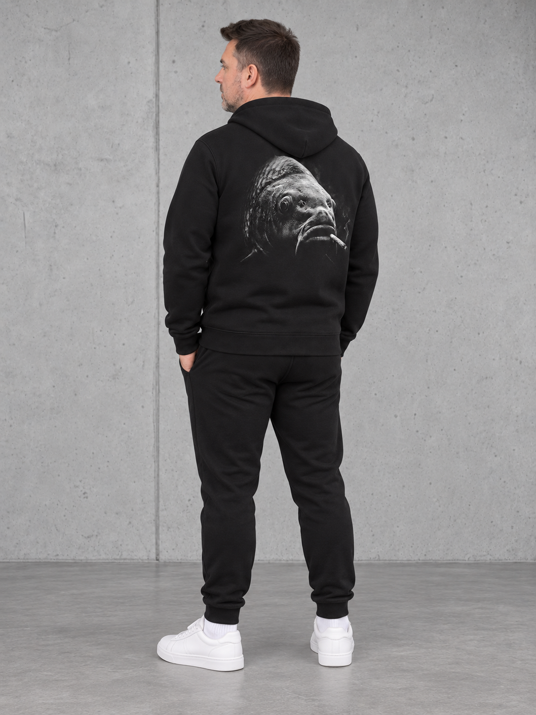 carpstylez SILT & SMOKE CARP Hoodie – Ganzkörper Rücken seitlich mit Olli #farbe_black