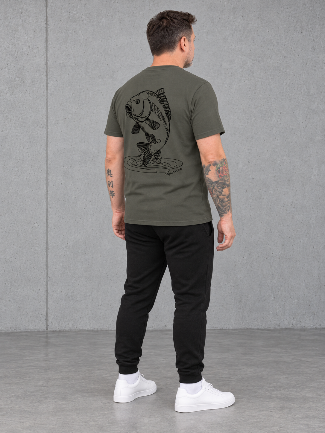 THE RISE Shirt – Ganzkörper seitliche Rückenansicht #farbe_organic khaki