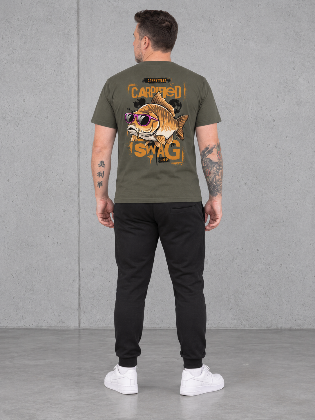 carpstylez CARPIFIED SWAG Shirt NS305 Organic Khaki – fullbody-back #farbe_organic khaki