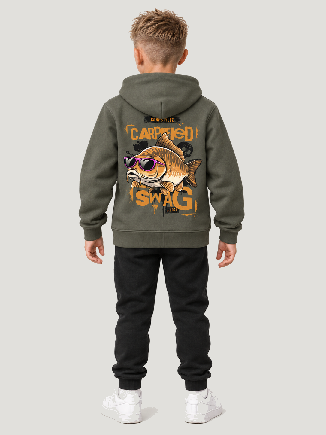 carpstylez Kids Hoodie CARPIFIED SWAG in Organic Khaki – Ganzkörper-Rückenansicht am Kind #farbe_organic khaki