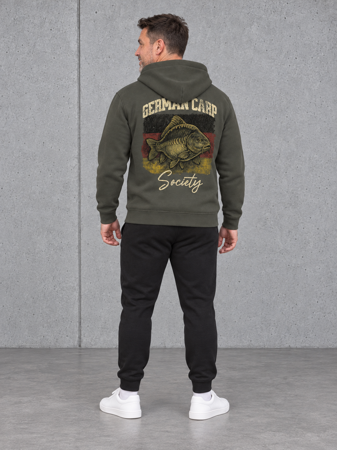 carpstylez GERMAN CARP SOCIETY Hoodie – Ganzkörper-Rückenansicht #farbe_organic khaki