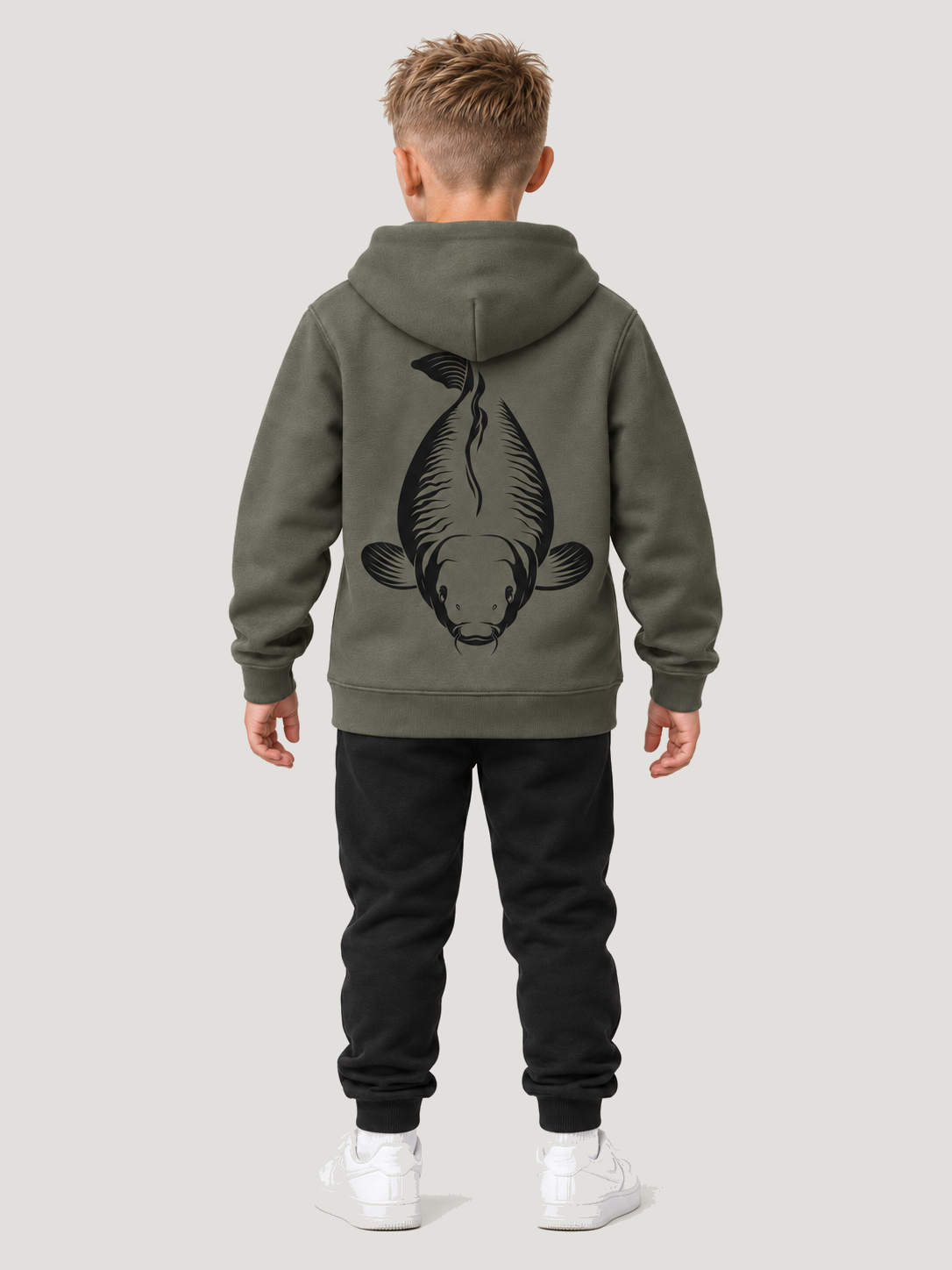 carpstylez Kids Hoodie KING CARP in Organic Khaki – Ganzkörper-Rückenansicht am Kind #farbe_organic khaki