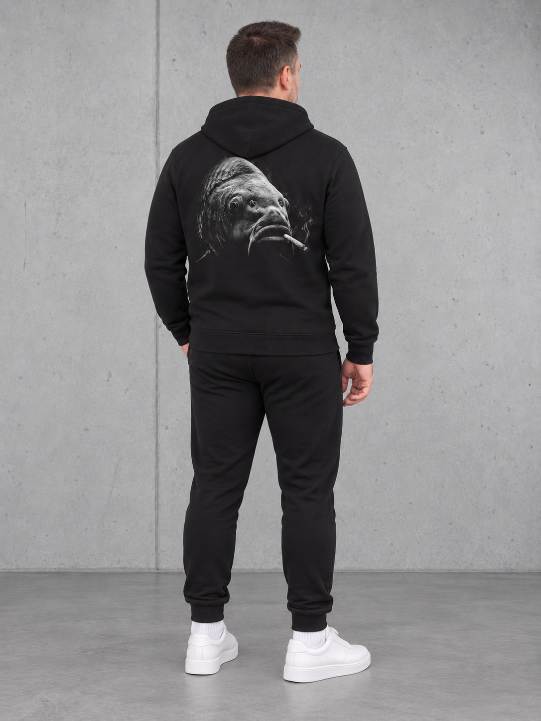 carpstylez SILT & SMOKE CARP Hoodie – Ganzkörper Rücken mit Olli #farbe_black