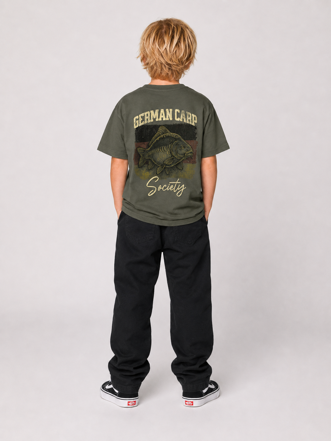 GERMAN CARP SOCIETY Kindershirt Khaki – getragen, Ganzkörper-Rückansicht #farbe_organic khaki