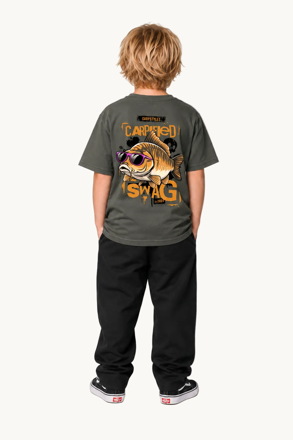 CARPIFIED SWAG Kindershirt Khaki – getragen, Ganzkörper-Rückansicht #farbe_organic khaki