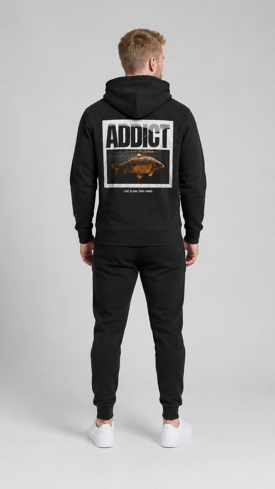 carpstylez ADDICT Hoodie – Studio Mock Fullbody, Karpfen-Streetwear
