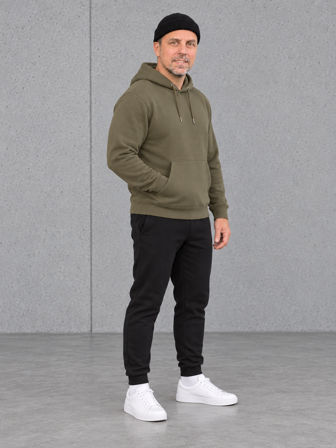 ESSENTIALS Fisherman Beanie in Black – Ganzkörper seitlich, getragen von Olli mit Khaki-Hoodie