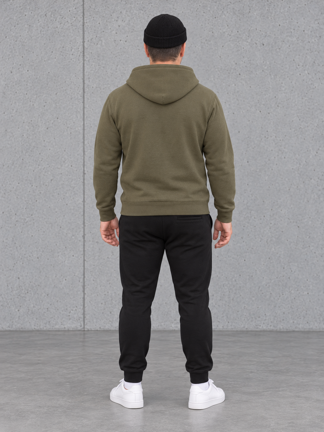 ESSENTIALS Fisherman Beanie in Black – Ganzkörper hinten, getragen von Olli mit Khaki-Hoodie