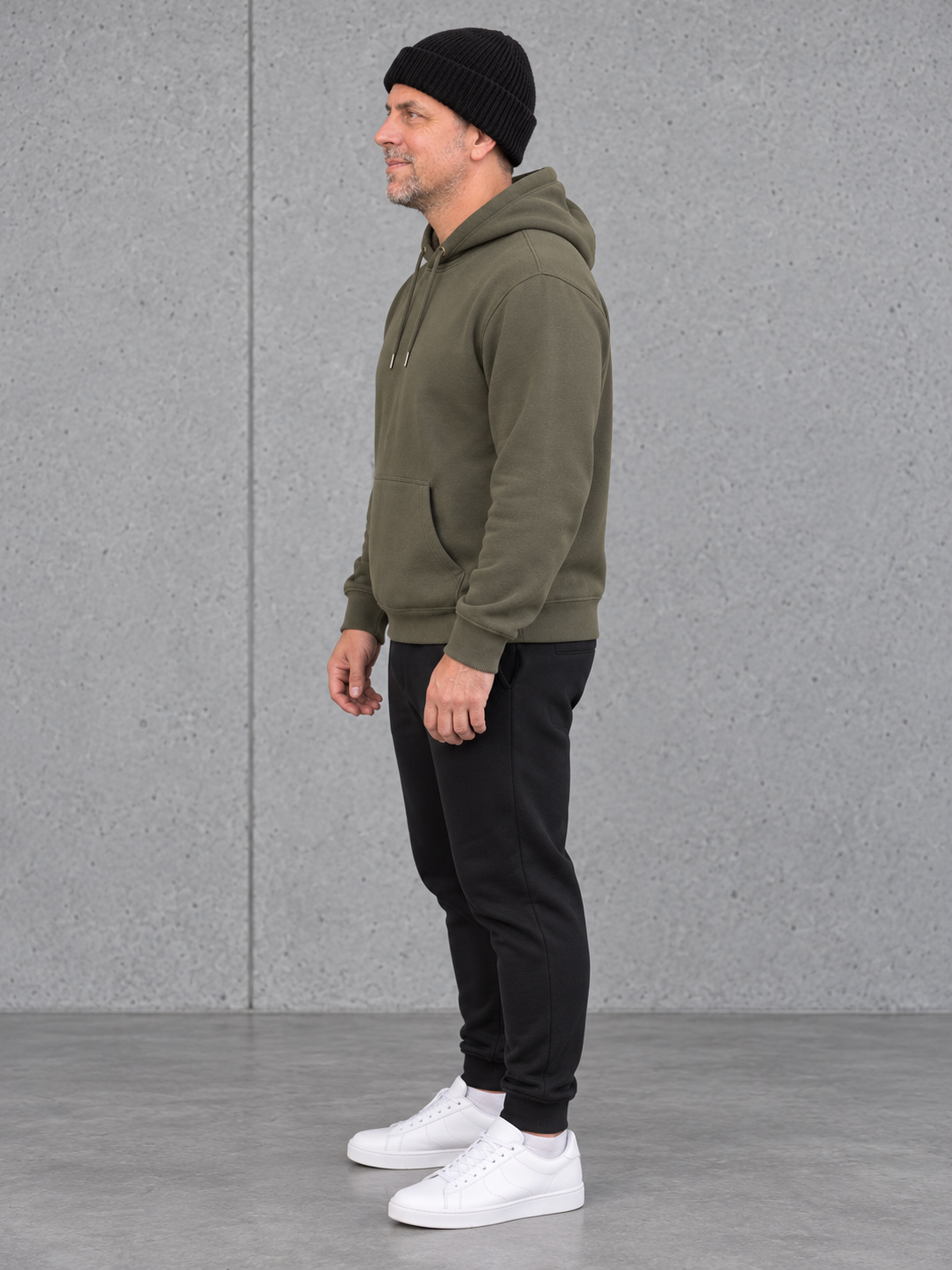 ESSENTIALS Wind Beanie in Black – Ganzkörper seitlich, getragen von Olli mit Khaki-Hoodie