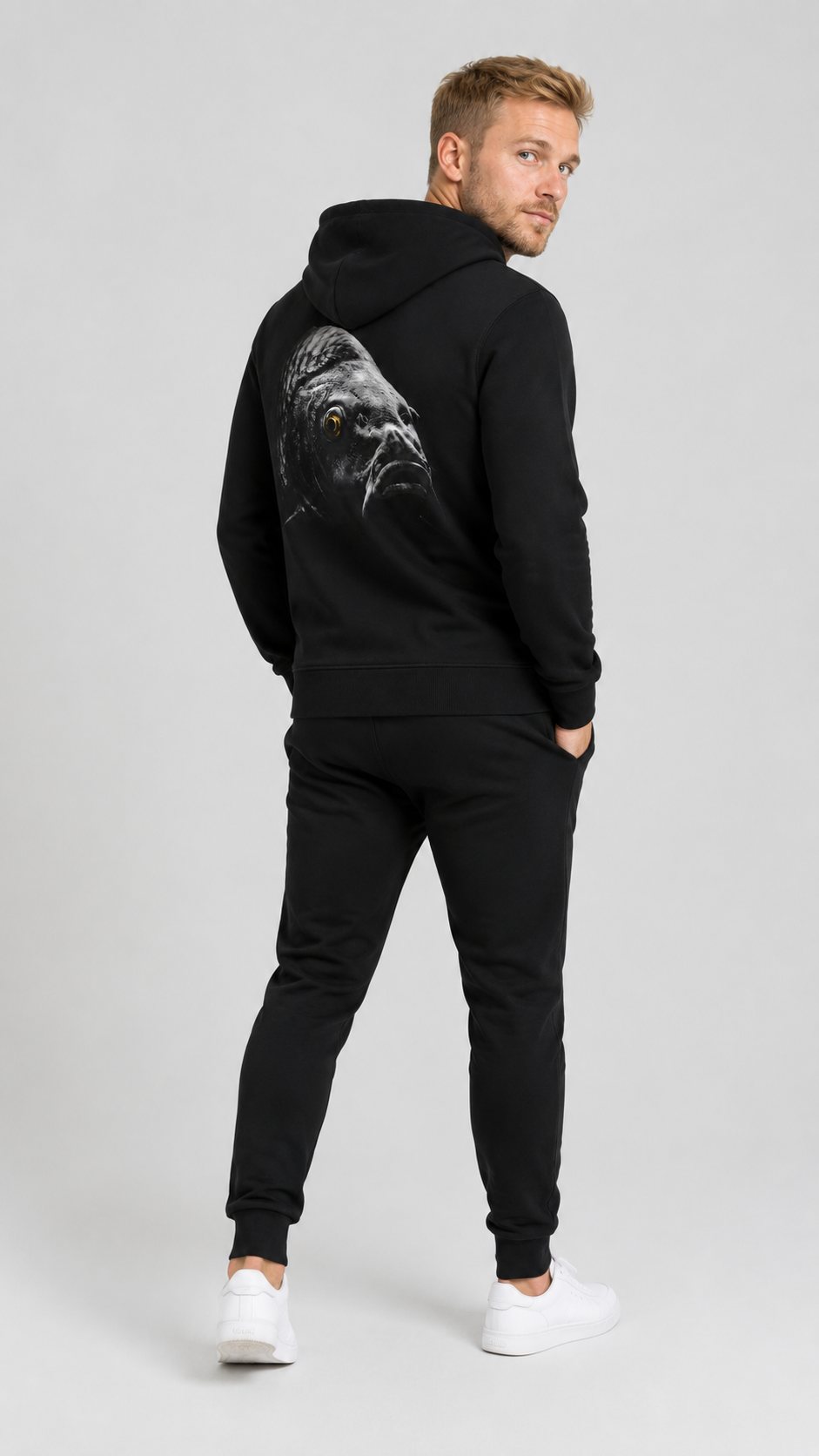 carpstylez BLACKWATER CARP Hoodie – Studio Mock Fullbody, Karpfen-Streetwear