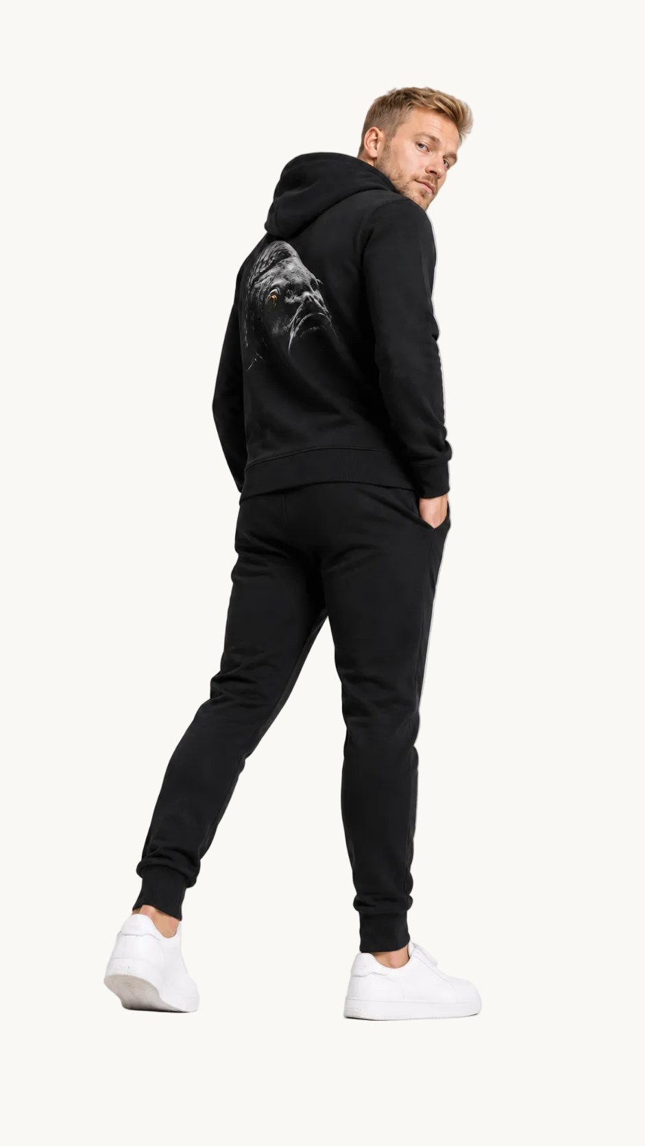 carpstylez BLACKWATER CARP Hoodie – Studio Mock Fullbody, Karpfen-Streetwear
