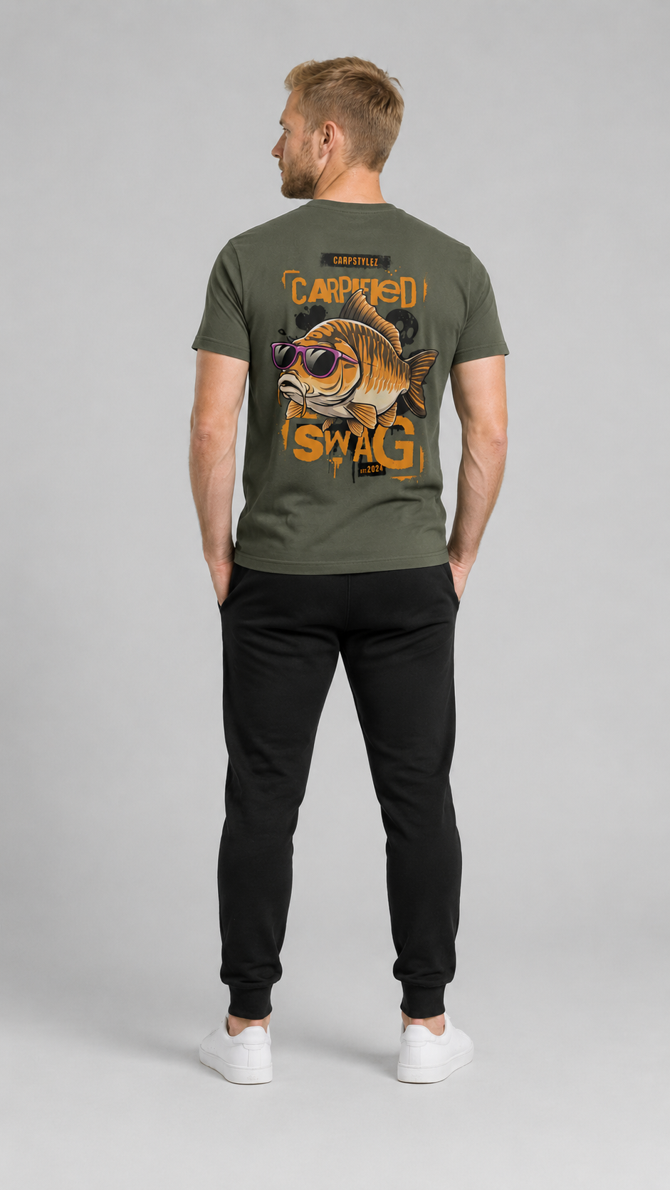 carpstylez CARPIFIED SWAG Shirt – Studio Mock Fullbody, Karpfen-Streetwear