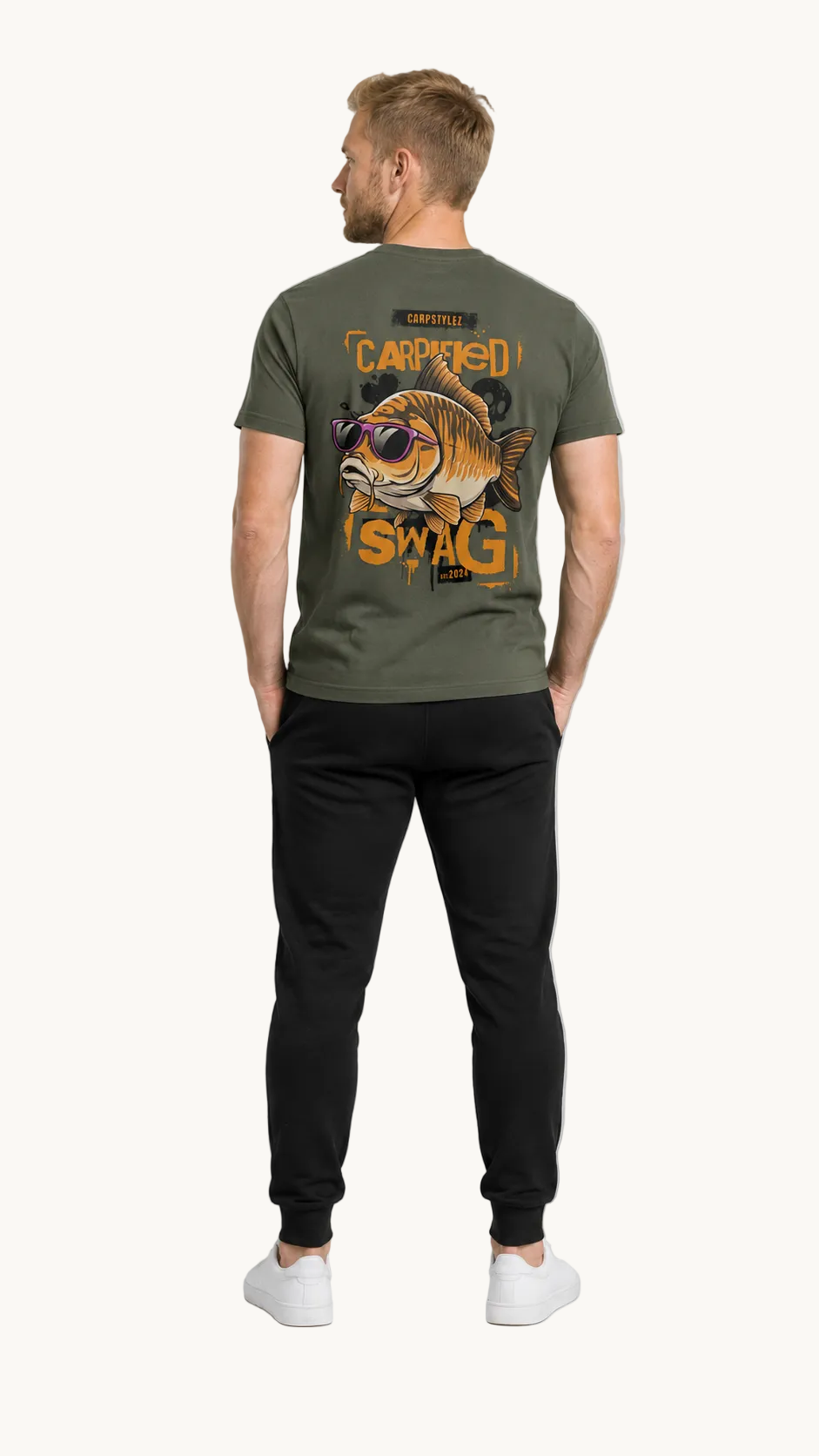 carpstylez CARPIFIED SWAG Shirt – Studio Mock Fullbody, Karpfen-Streetwear