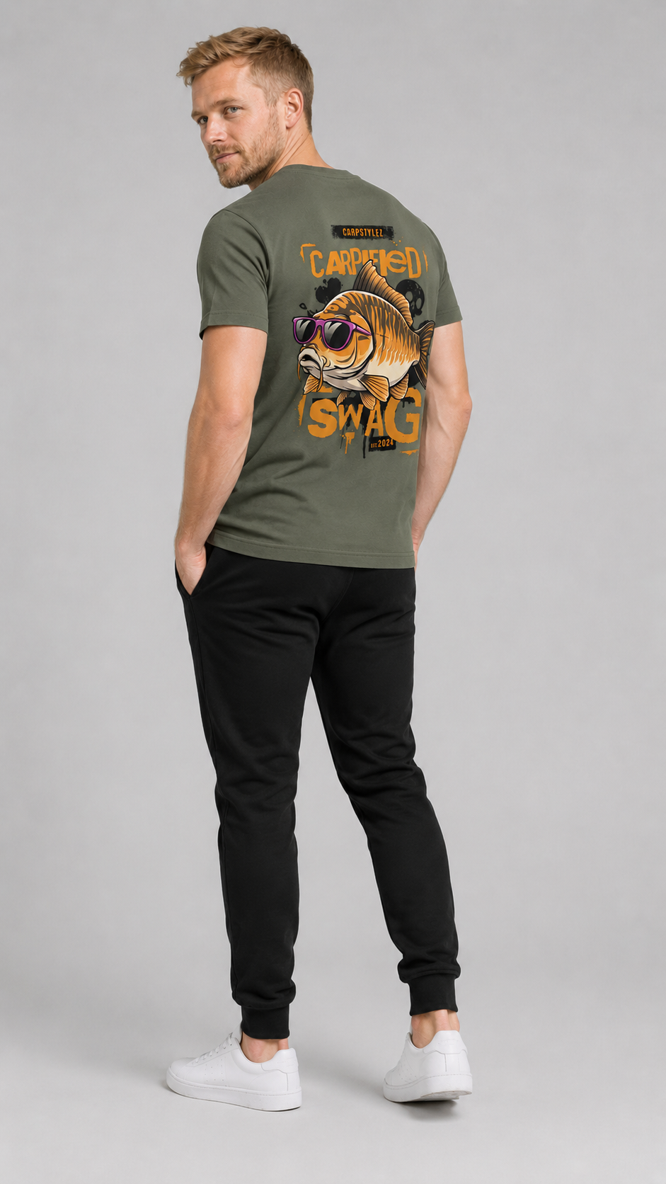 carpstylez CARPIFIED SWAG Shirt – Studio Mock Fullbody, Karpfen-Streetwear