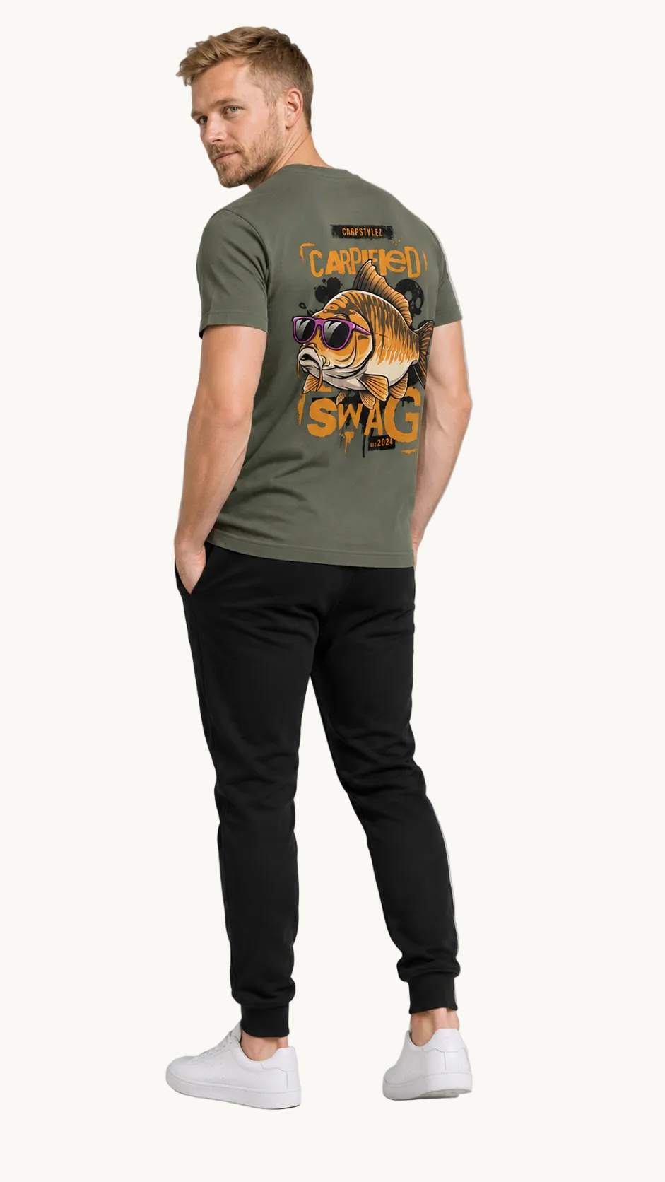 carpstylez CARPIFIED SWAG Shirt – Studio Mock Fullbody, Karpfen-Streetwear
