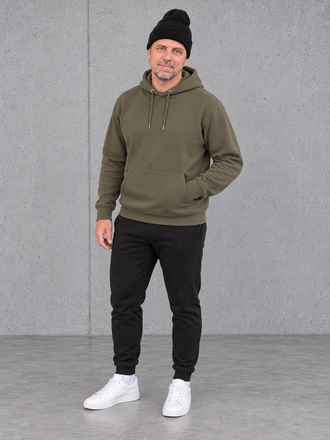 ESSENTIALS Long Beanie in Black – Ganzkörper vorne, getragen von Olli mit Khaki-Hoodie