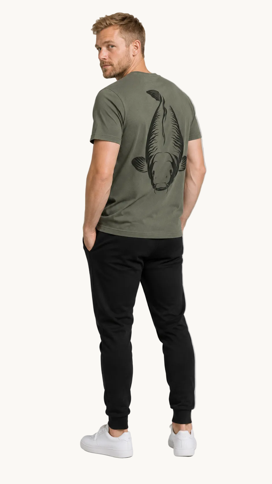 carpstylez KING CARP Shirt – Studio Mock Fullbody, Karpfen-Streetwear