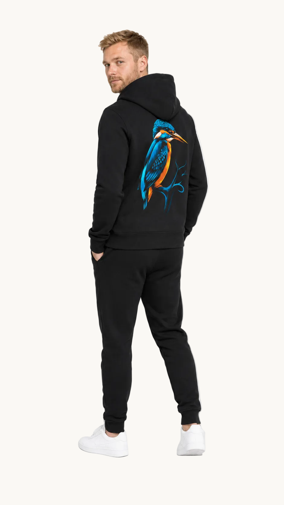 carpstylez KINGFISHER VIBES Hoodie – Studio Mock Fullbody, Karpfen-Streetwear