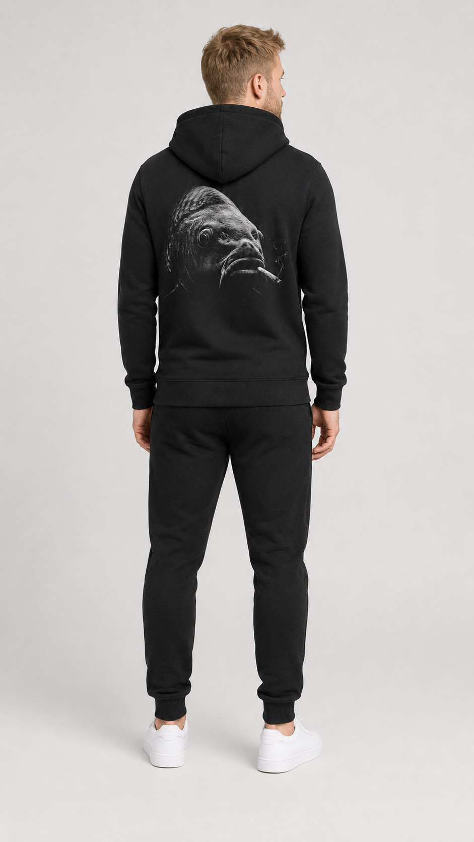 carpstylez SILT & SMOKE CARP Hoodie – Studio Mock Fullbody, Karpfen-Streetwear