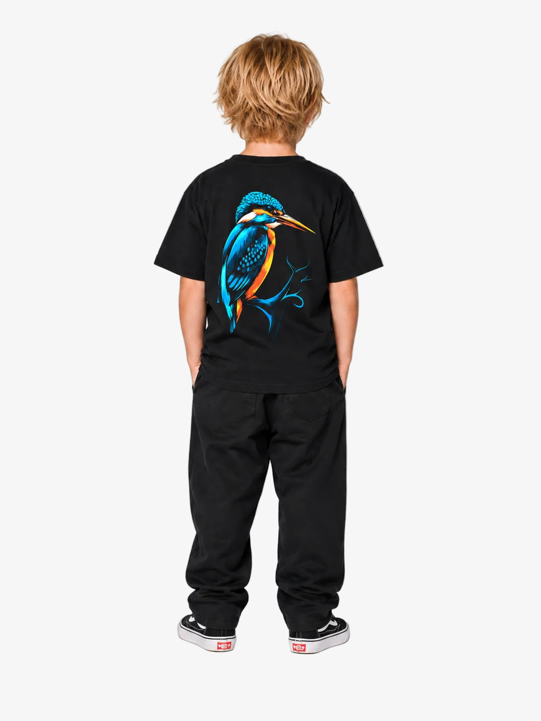 KINGFISHER VIBES Kindershirt mit Eisvogel-Print – getragen, Ganzkörper-Rückansicht #farbe_black