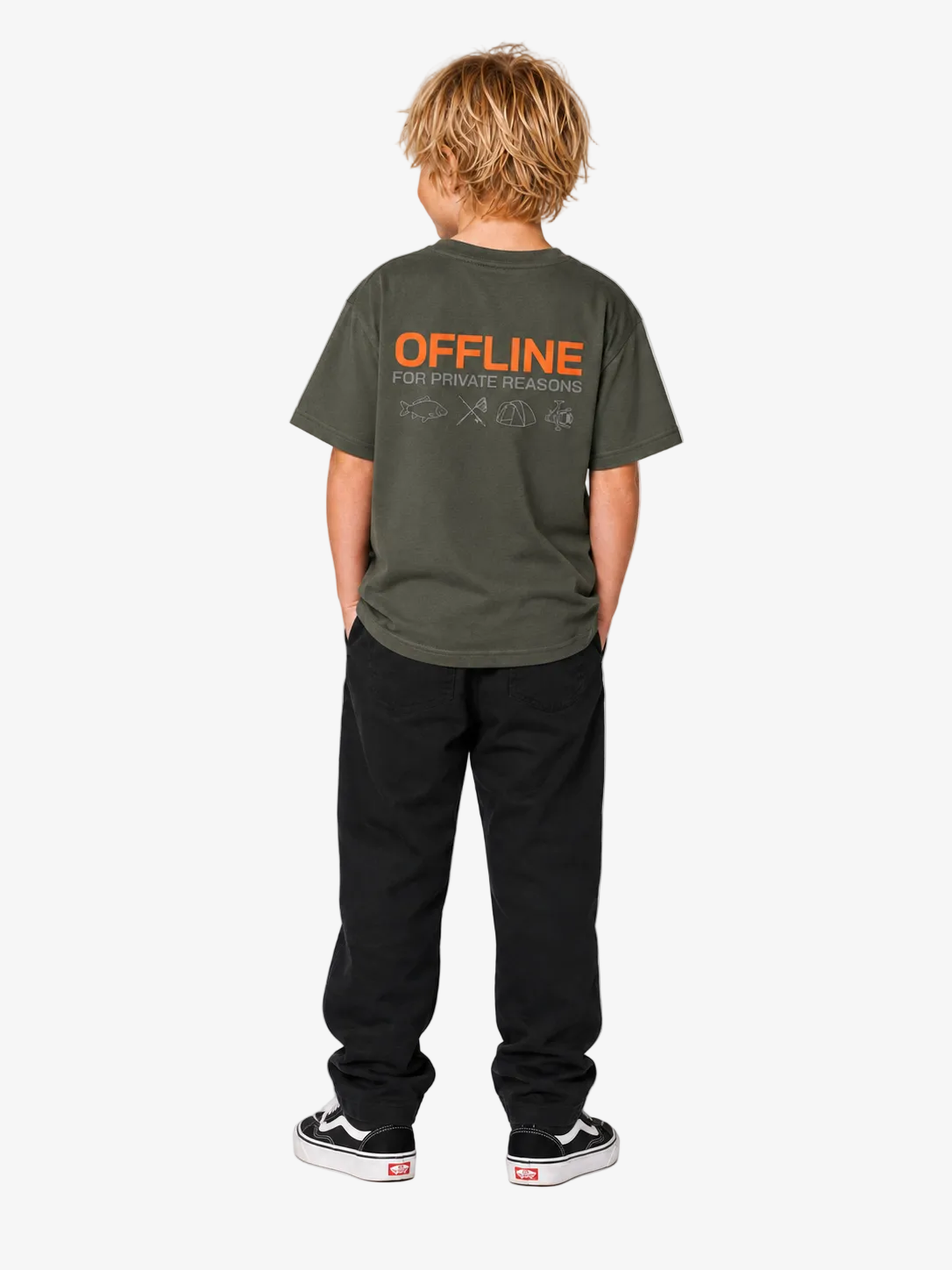 OFFLINE Kindershirt Khaki – getragen, Ganzkörper-Rückansicht #farbe_organic khaki