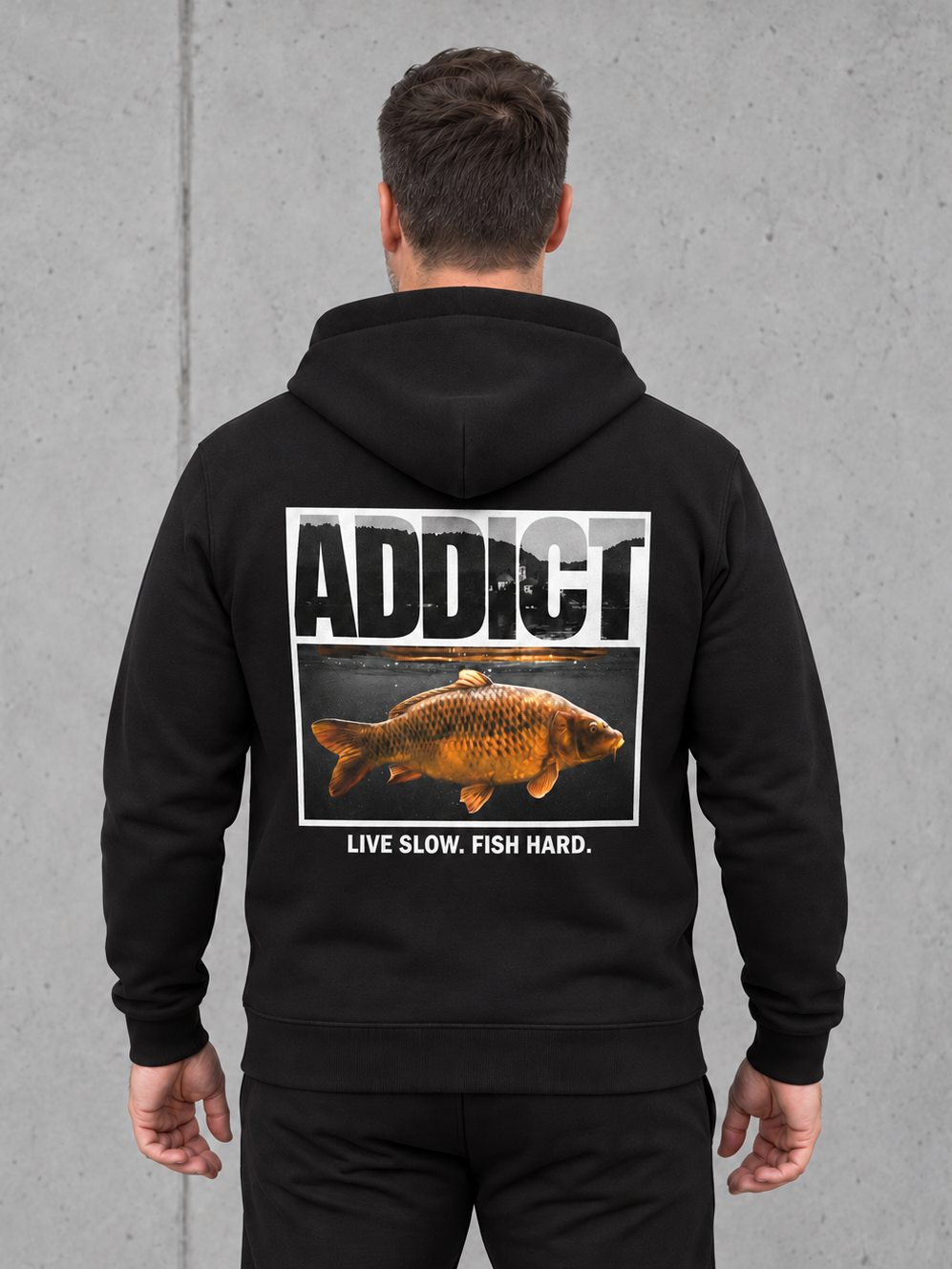 carpstylez ADDICT Hoodie, schwarz – getragen – Rückenansicht mit ADDICT-Karpfenprint #farbe_black
