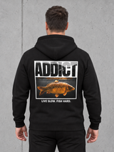 carpstylez ADDICT Hoodie, schwarz – getragen – Rückenansicht mit ADDICT-Karpfenprint #farbe_black