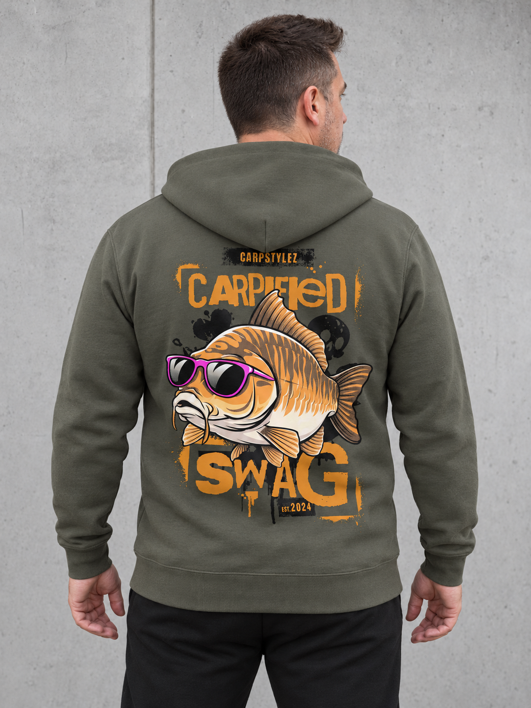 CARPIFIED SWAG Hoodie Organic Khaki – getragen, Rücken #farbe_organic khaki