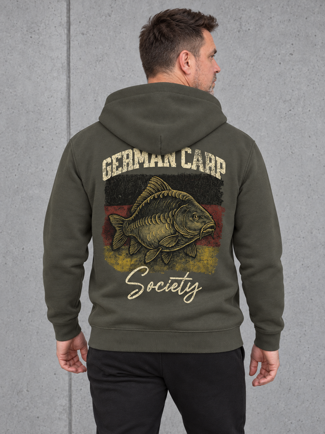 carpstylez GERMAN CARP SOCIETY Hoodie – Olli trägt den Rückenprint #farbe_organic khaki