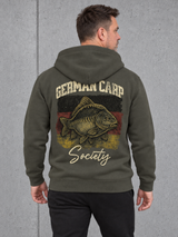 carpstylez GERMAN CARP SOCIETY Hoodie – Olli trägt den Rückenprint #farbe_organic khaki