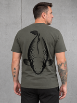 carpstylez KING CARP Shirt – Rückenansicht getragen #farbe_organic khaki