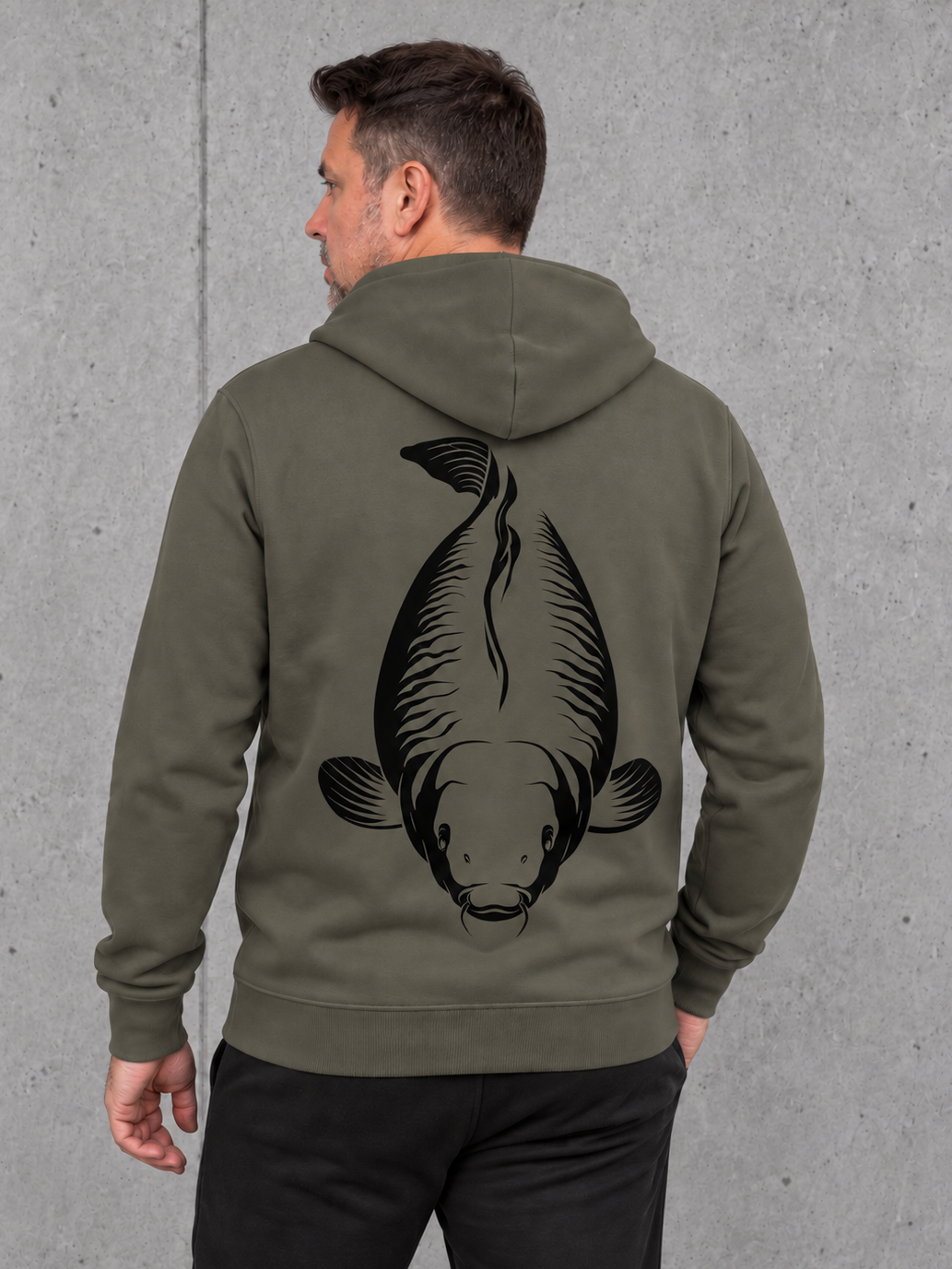 carpstylez KING CARP Hoodie – Rückenansicht getragen #farbe_organic khaki