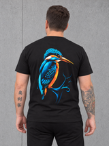 carpstylez KINGFISHER VIBES Shirt – Olli trägt das schwarze Shirt mit Eisvogel-Rückenprint #farbe_black