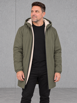 ESSENTIALS Sherpa Parka Organic Khaki – worn-front-hero #farbe_organic khaki