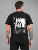 carpstylez PASSION Shirt – Olli trägt das schwarze Shirt mit PASSION-Rückenprint #farbe_black
